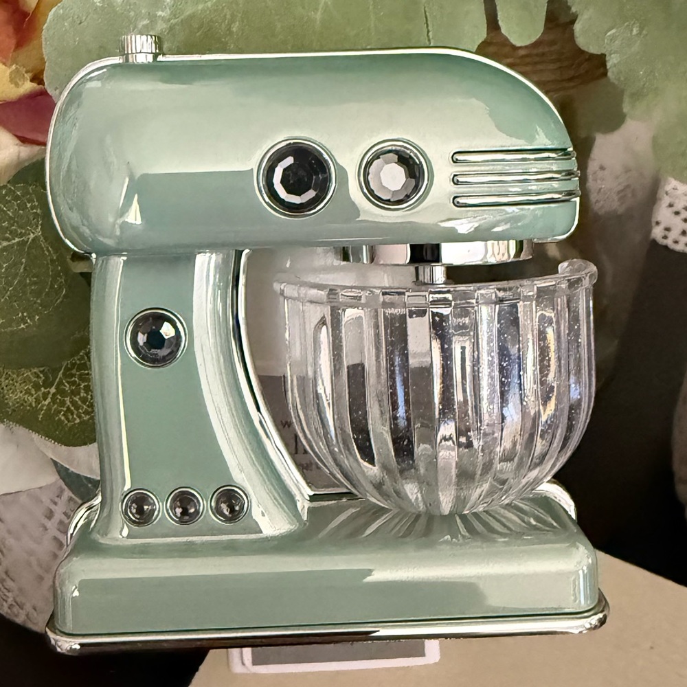 🆕🧁 BATH & BODY WORKS LIMITED EDITION STAND MIXER WALLFLOWER PLUG. BRAND NEW.